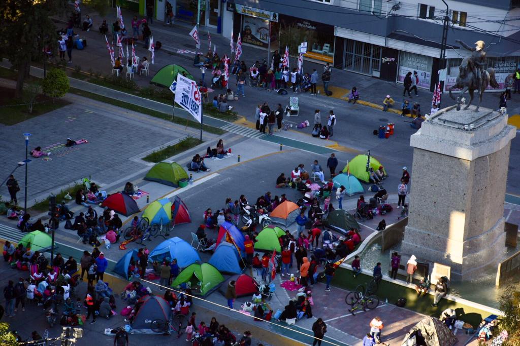 Las organizaciones sociales vuelven a acampar en elc entro de Neuquén. Foto: Matías Subat