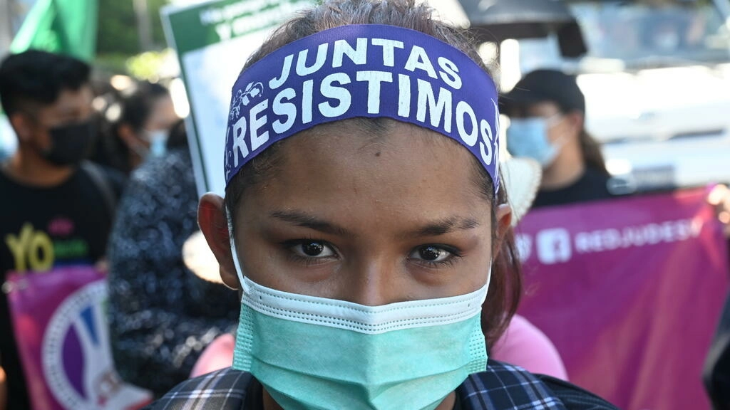 En El Salvador, fiscales y jueces tipifican los casos de aborto involuntario como "homicidio agravado". 