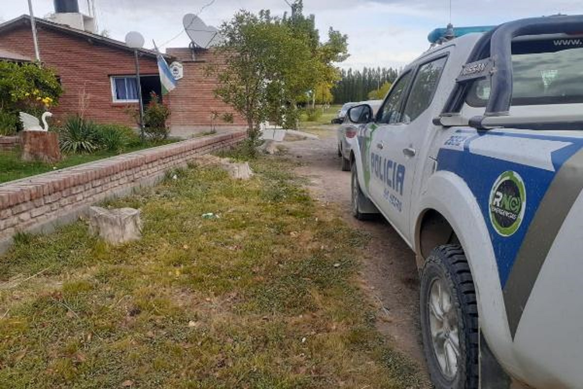 Personal policial de la Subcomisaría 58 de Valle Azul encabezó el allanamiento por una denuncia de abigeato. (Foto gentileza)