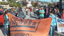 Imagen de Trabajadores de la salud de Bariloche cumplen su segundo día de paro con una protesta