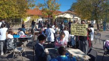 Imagen de Con una clase pública y corte de calle, sigue el reclamo de la Escuela 95 en Roca