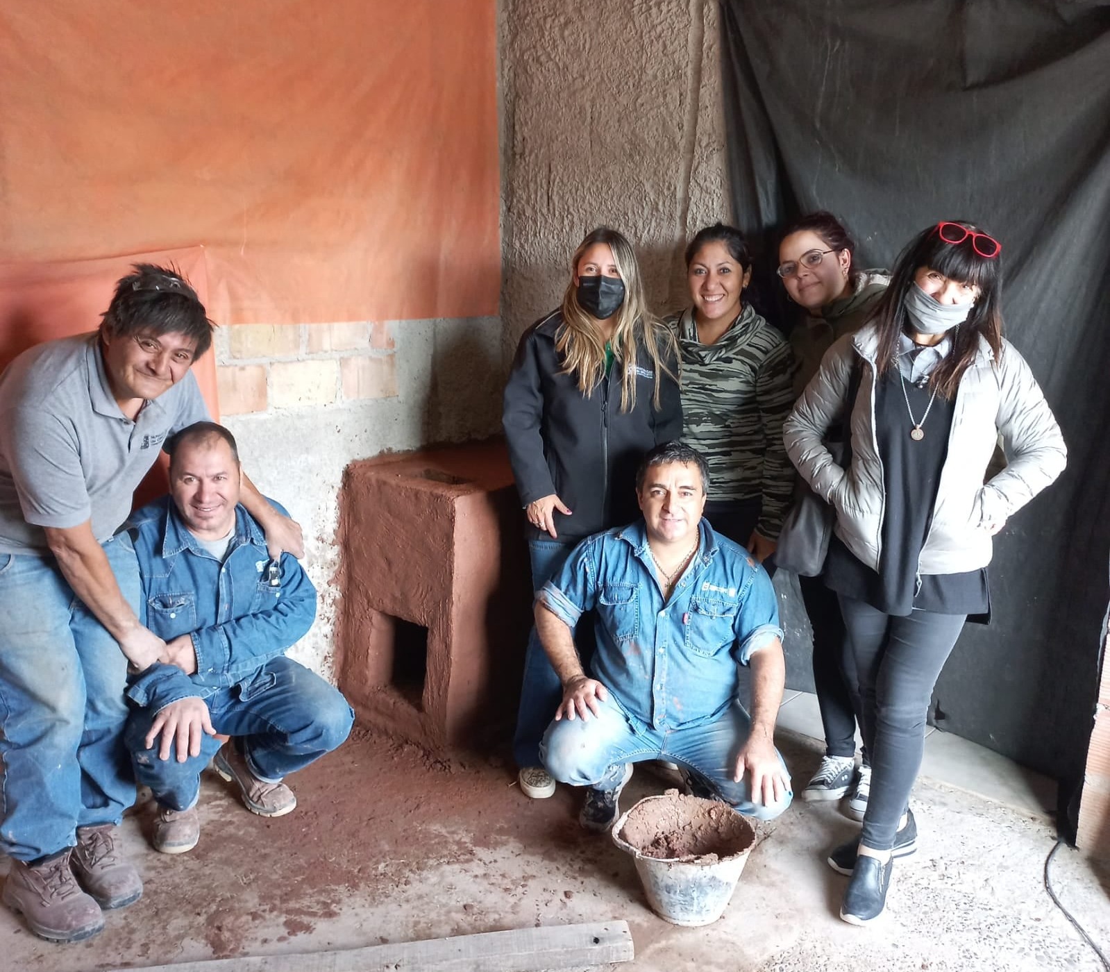 La Dirección de Juventudes construye estufas rusas en los barrios populares. Foto: Gentileza. 