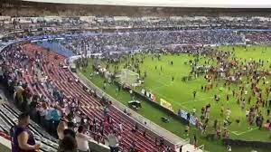 Una batalla campal en el estadio del Querétaro dejó muchos heridos, aunque no hay información acerca de víctimas fatales. Gentileza.