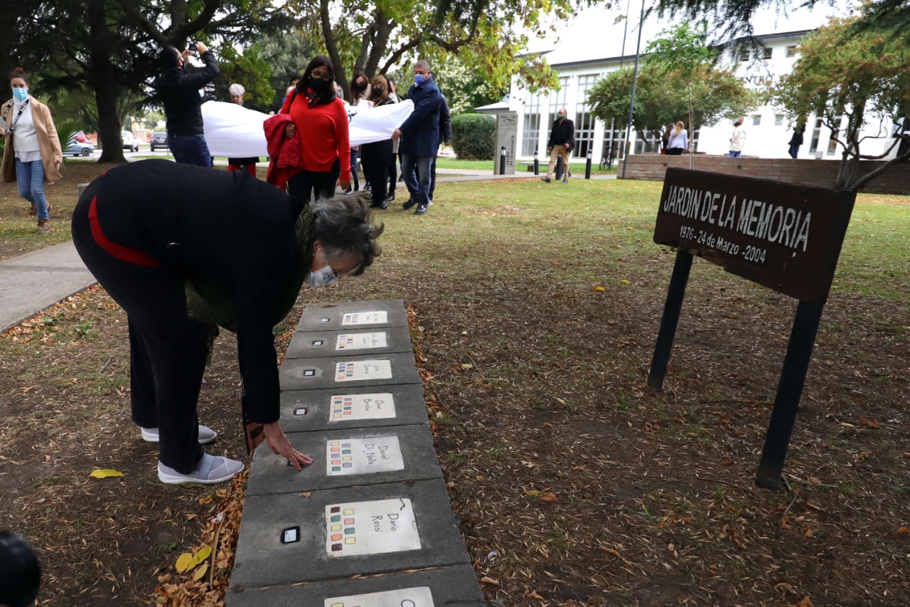 El Jardín de la Memoria recuerda a los desaparecidos de la capital provincial. Foto: Marcelo Ochoa.