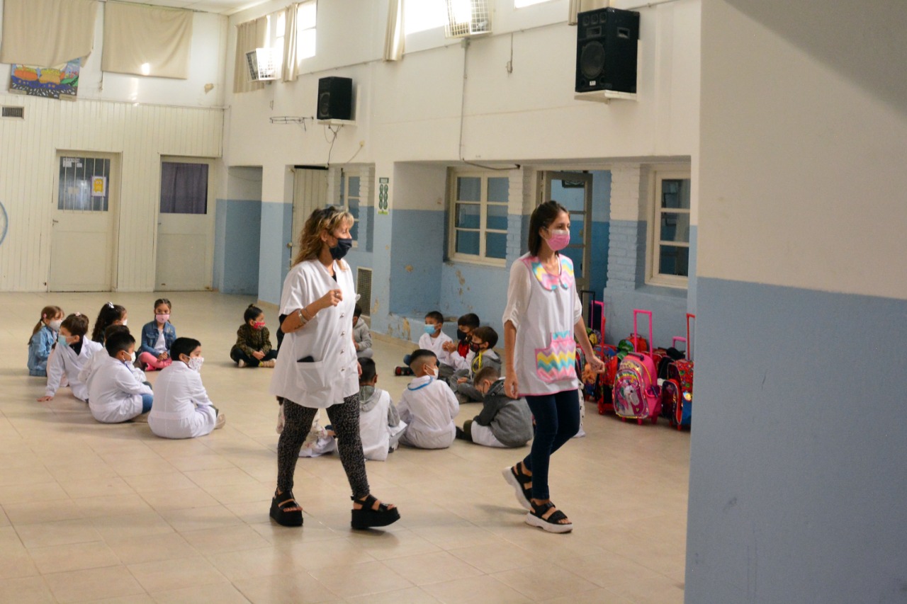 Docentes hoy en el primer día de clases en Río Negro. Para el martes, las trabajadoras están desobligadas de sus tareas en el Estado provincial por el Día de la Mujer. Foto: Marcelo Ochoa. 