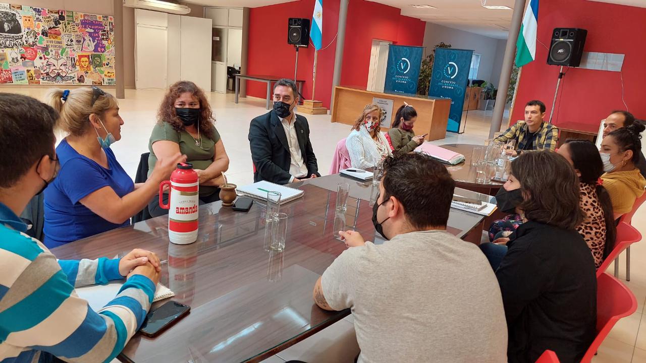 La reunión contó con la presencia de concejales y funcionarios del Ejecutivo. Foto: gentileza.