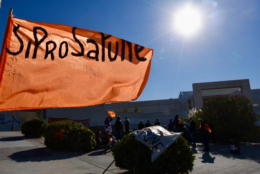 Siprosapune comenzó hoy un paro por 48 horas y protestó en la Legislatura. (Foto Matías Subat).-