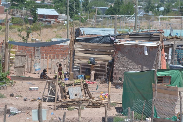 Si bien bajó la pobreza en Neuquén aún hay 104.671 personas que no ganan  para comer