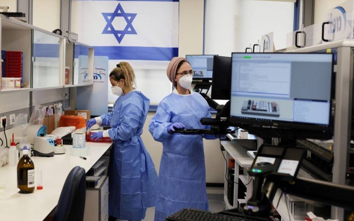 El ministerio de Salud israelí anuncio que hasta el momento la nueva variante no sería de gravedad.