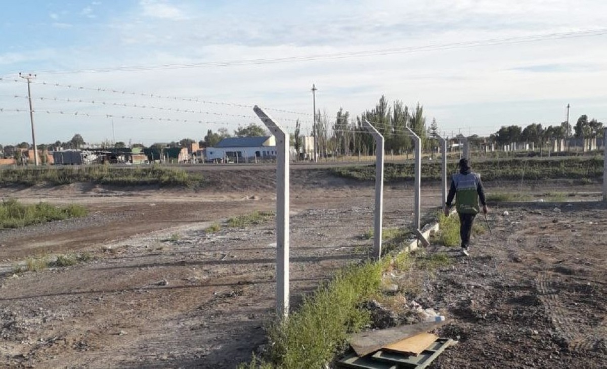 Sólo quedaron las estructuras, tras el robo del alambrado. 