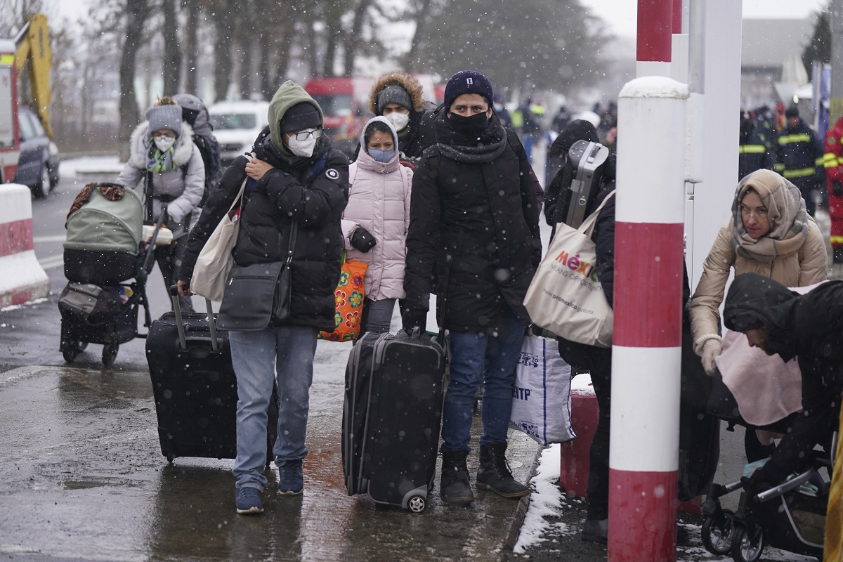 Un grupo de familias mexicanas abandona Ucrania a través de la frontera con Siret, Rumania. 