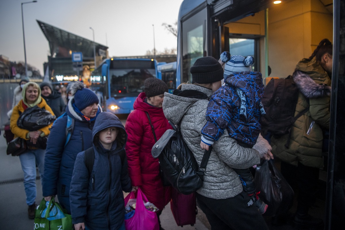 Refugiados de Ucrania arriban a la estación de trenes de Budapest, en Hungría. Foto AP.  