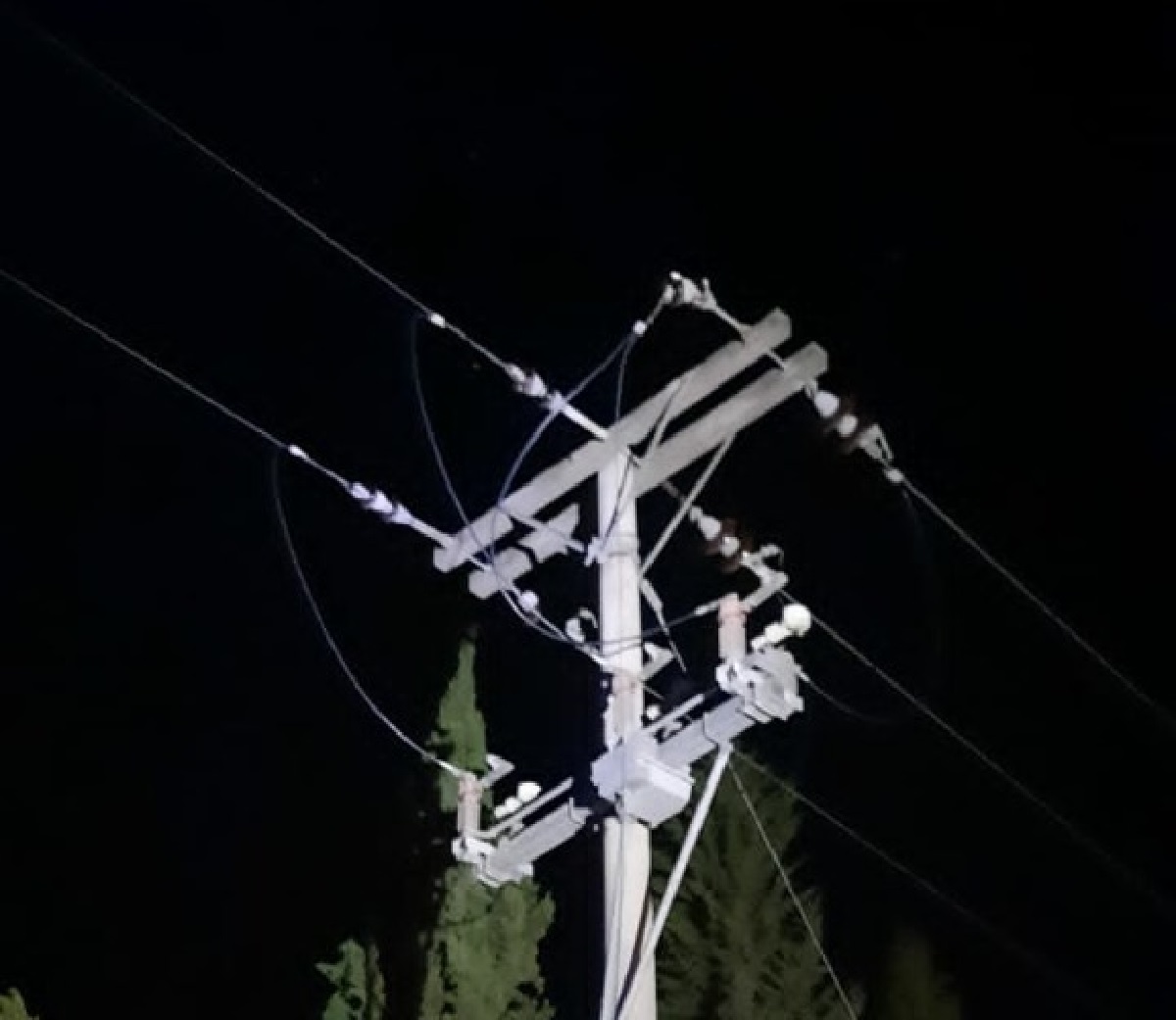 En la madrugada robaron cables eléctricos en la zona urbana de Regina. (Foto gentileza)