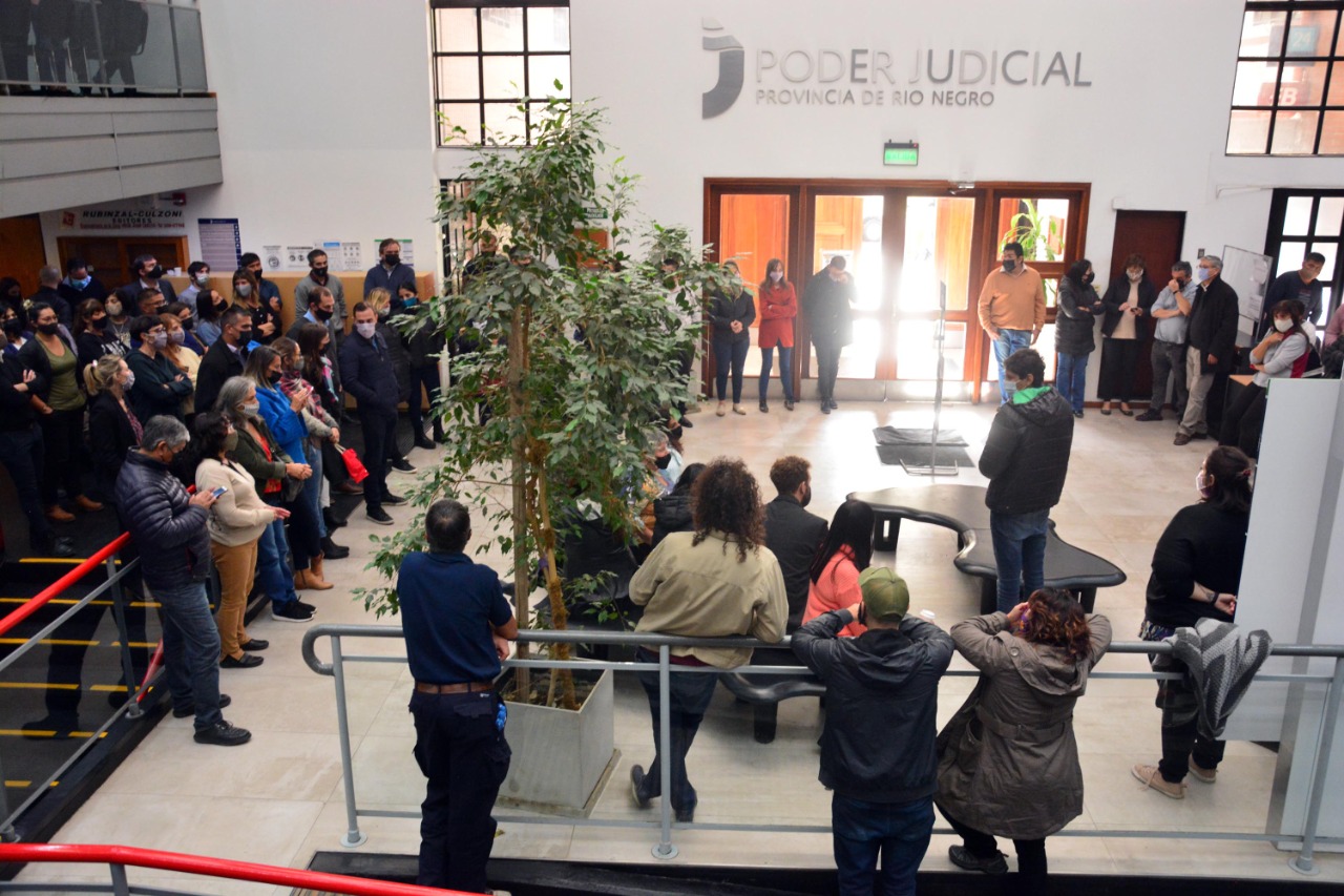 En Viedma, los judiciales analizaron y aceptaron esta mañana la propuesta salarial para el primer semestre. Foto: Marcelo Ochoa 