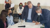 Imagen de Firman el contrato para construir la nueva terminal de ómnibus de Viedma