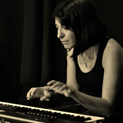 "Música argentina hecha por Mujeres" es piano y canto, y se presenta el domingo en la Sala Ely Romero, desde las 21. Gentileza