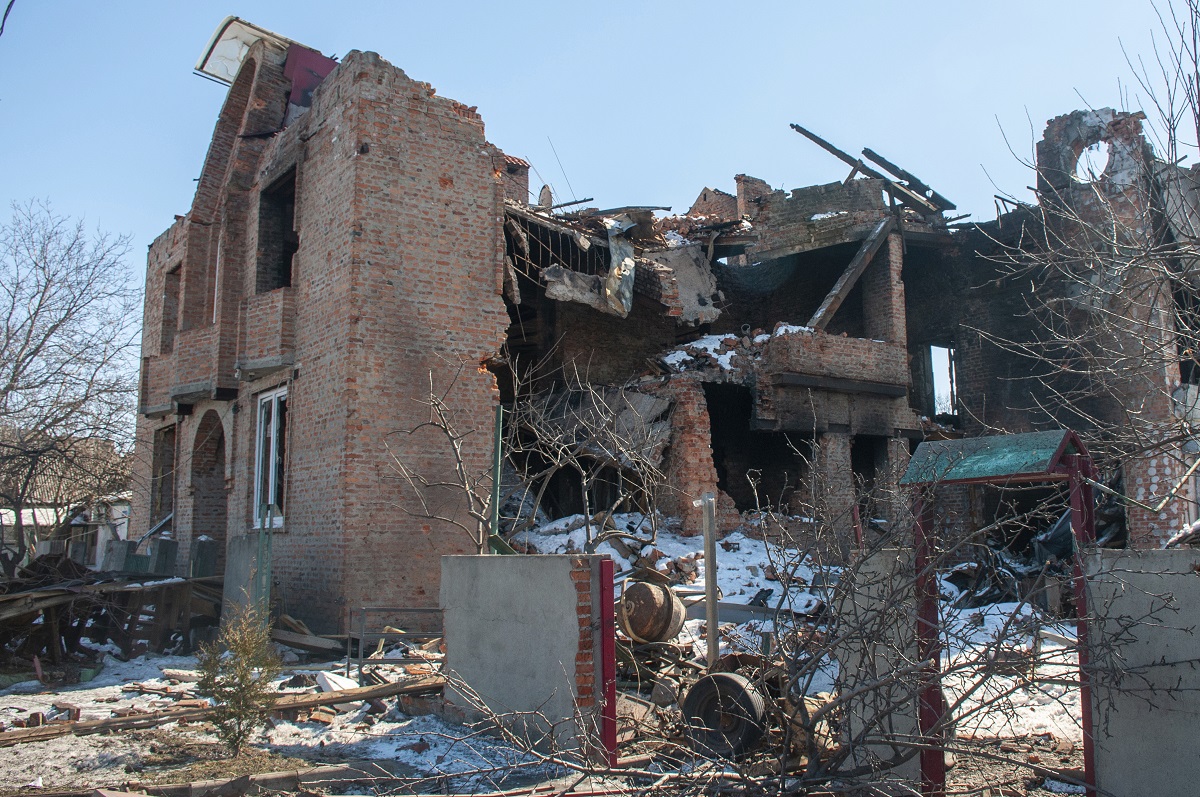 Un edificio de apartamentos alcanzado por los bombardeos en Kharkiv, Ucrania, el domingo 20 de marzo de 2022. (Foto AP/Andrew Marienko)