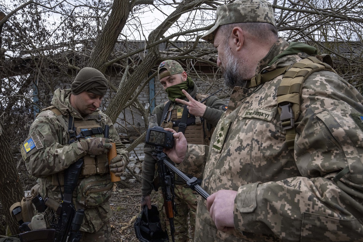 Soldados ucranianos de la Brigada Separada 103 de la Defensa Territorial de las Fuerzas Armadas, durante un ejercicio de entrenamiento, cerca de Lviv (Foto AP).