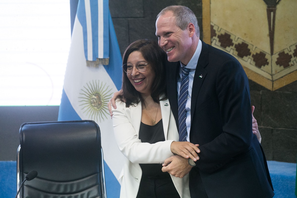 Además del discurso, Carreras entregó un libro “Gestión 2021” de las medidas ministeriales. Foto: Pablo Leguizamon