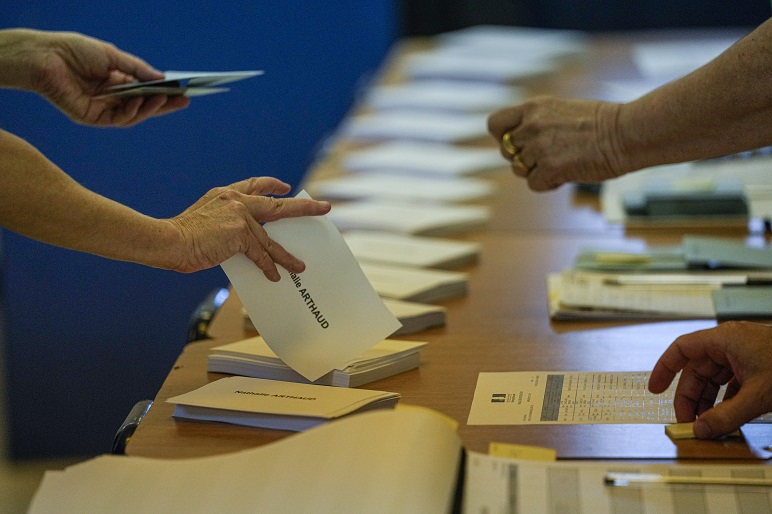 Los preparativos para la votación de hoy en un centro electoral (AP Photo/Esteban Felix)