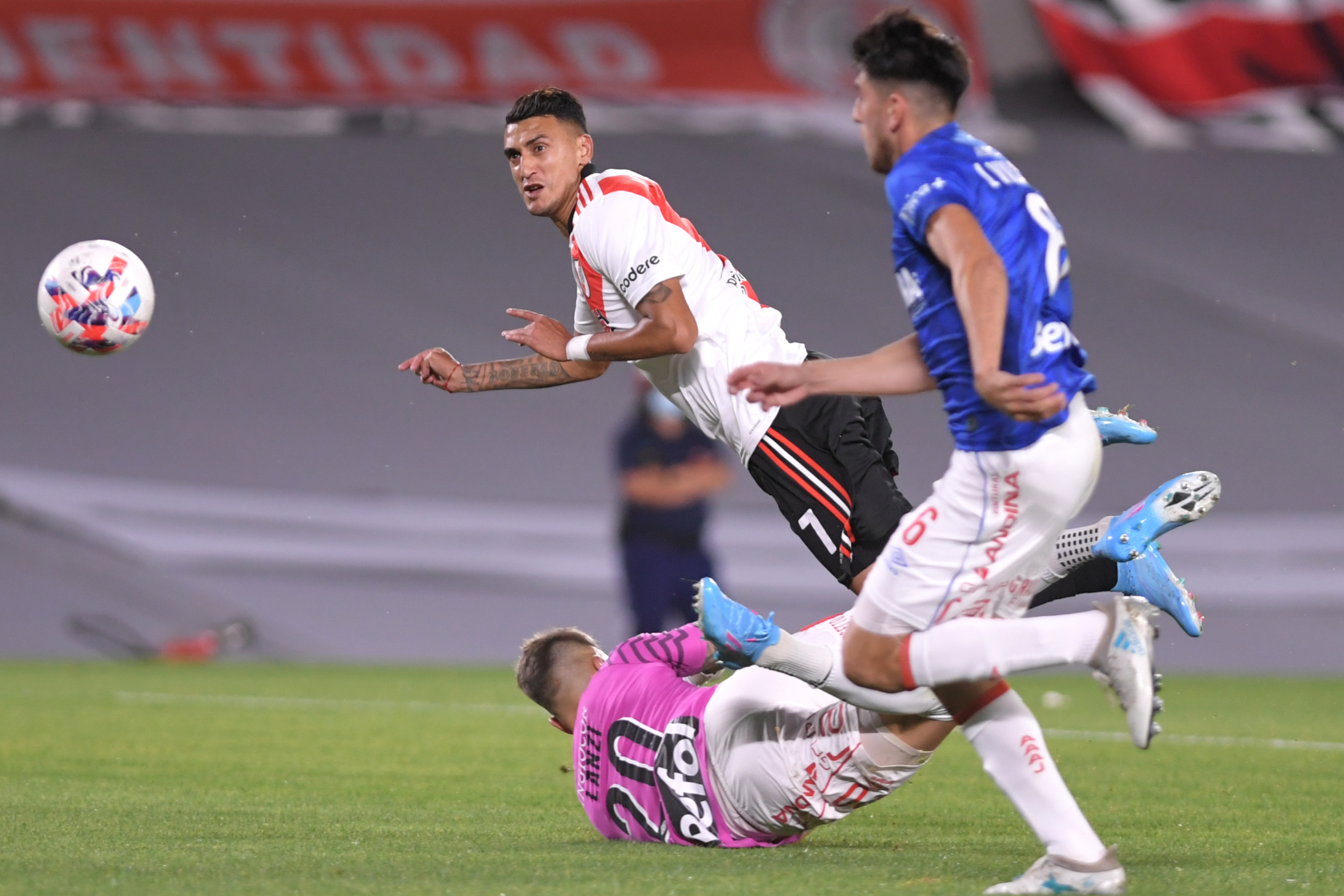 Matías Suárez toca por encima de Lanzilota y marca el primer tanto de River (Foto/Télam)