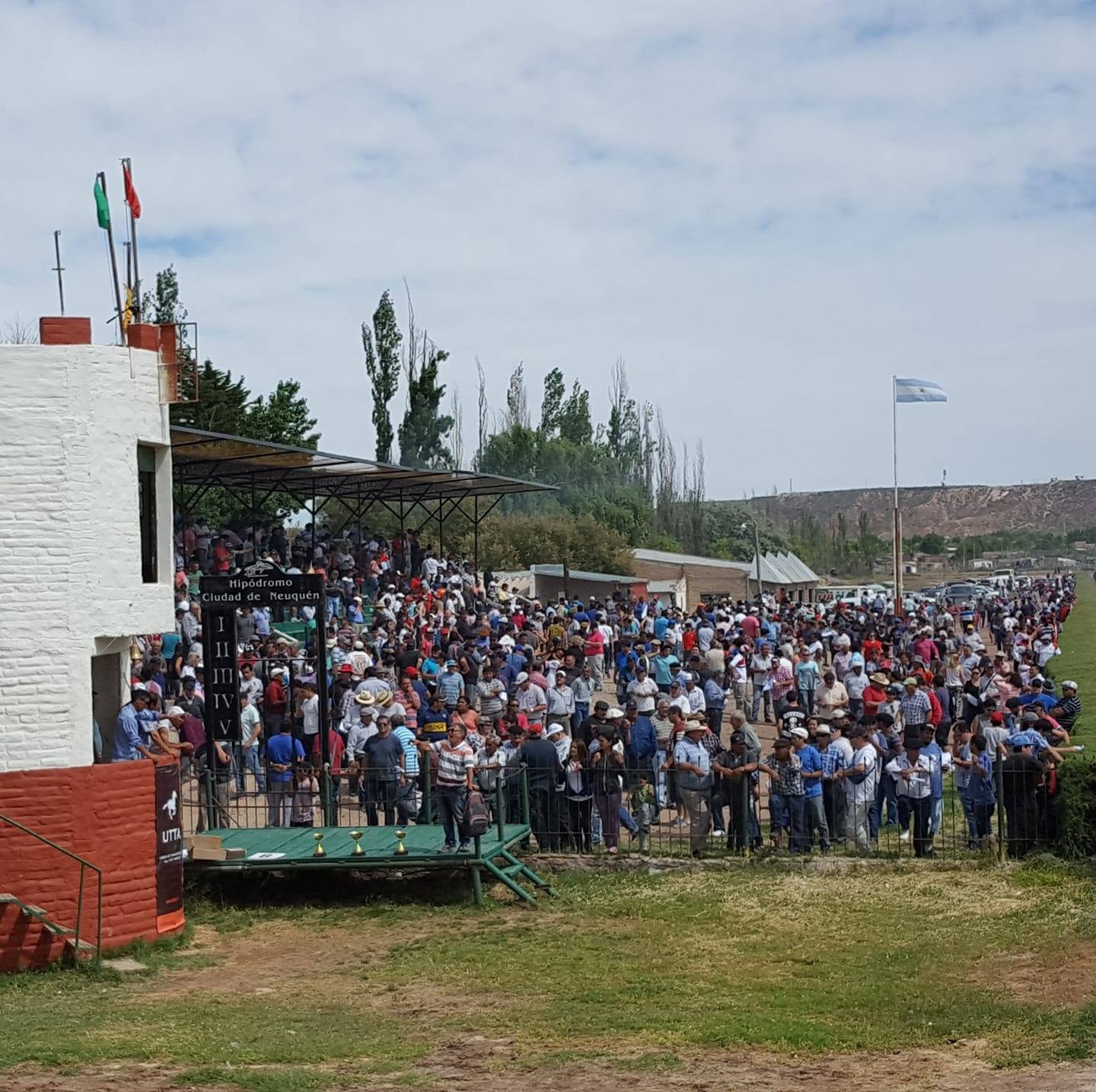 Este fin de semana el hipódromo realizó un evento para honrar a los héroes de Malvinas. (Foto ILUSTRATIVA https://www.facebook.com/jockeyclubneuquen).-