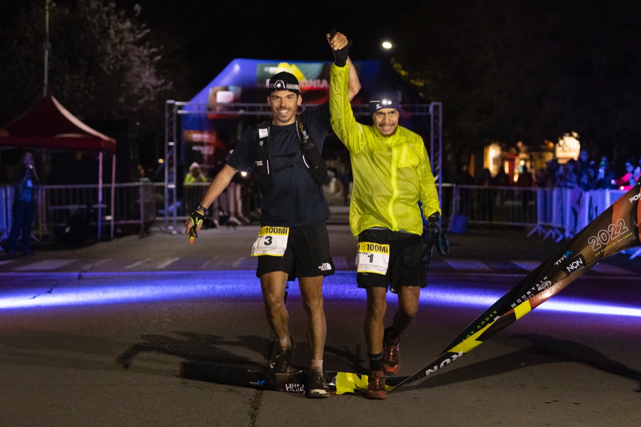 Capell (izquierda) y Pereyra llegan practicamente juntos a la meta en el Patagonia Run. 