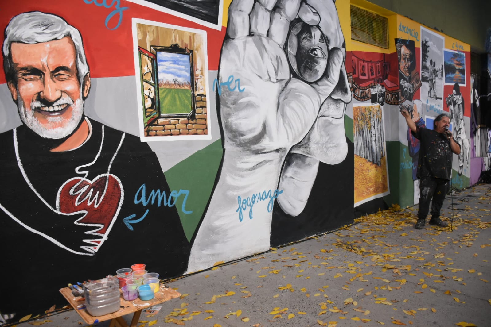 Chelo Candia trabajó durante varios días en la creación del mural homenaje. Foto Andrés Maripe.