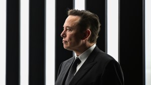 Críticas y aplausos ante la impactante oferta de Elon Musk para adquirir Twitter