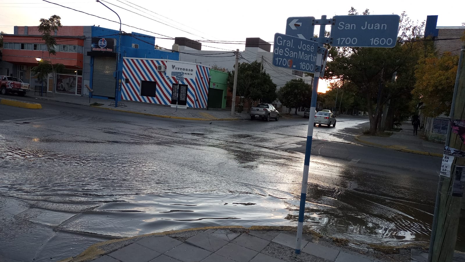 El agua desbordó y corre por varias cuadras en Roca. Foto: Rodrigo Sandoval