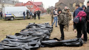 Suman 185 los muertos en Bucha: 21 estaban en una fosa común