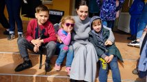 Imagen de La visita sorpresa de Angelina Jolie a refugiados en Ucrania