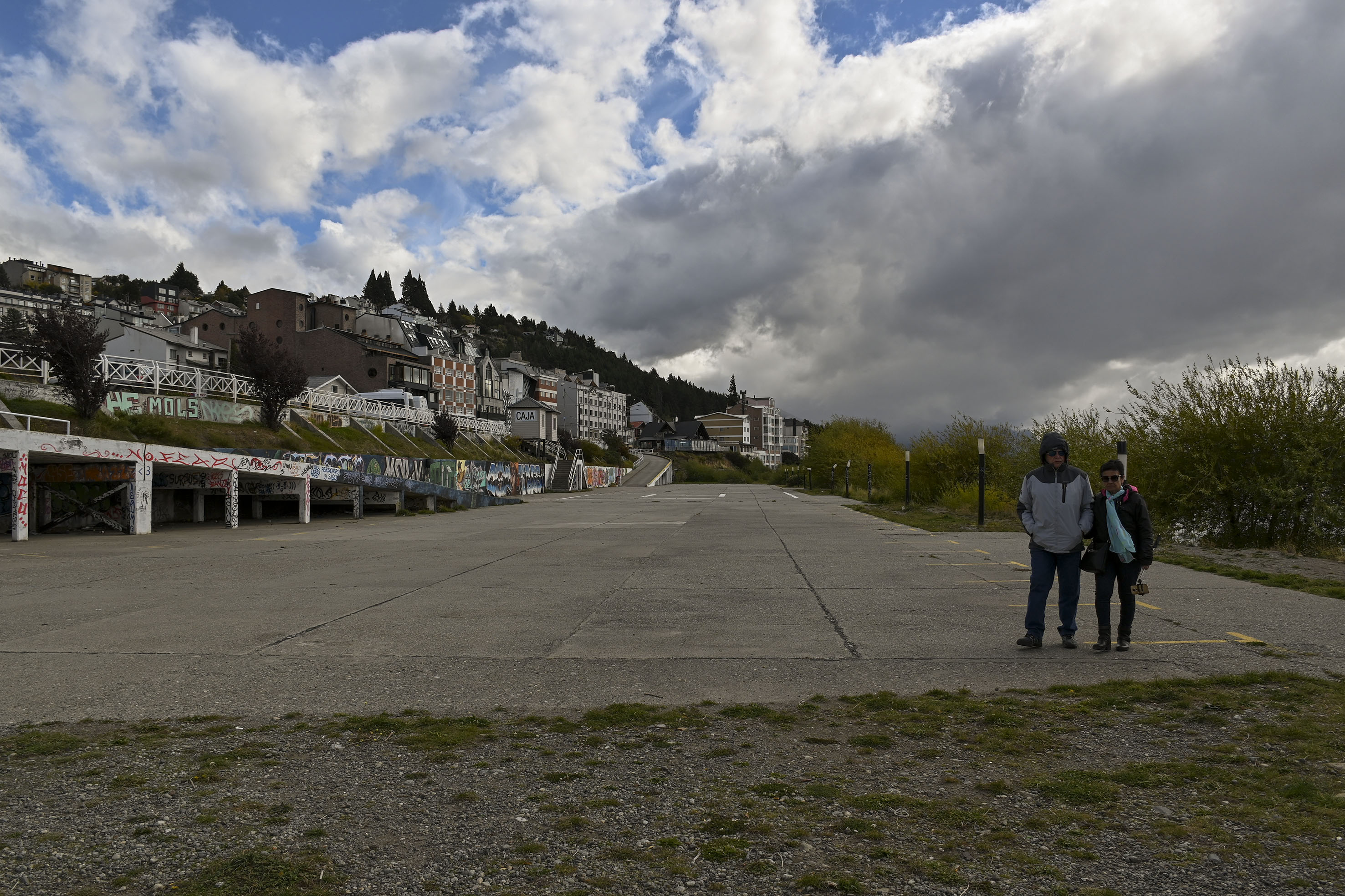 El sitio elegido para el centro de turismo de reuniones está a un paso del lago Nahuel Huapi. Pero nunca se inició la obra. Foto: Marcelo Martinez