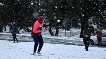 Imagen de La nieve llegó al Centro Cívico y cubrió todo Bariloche