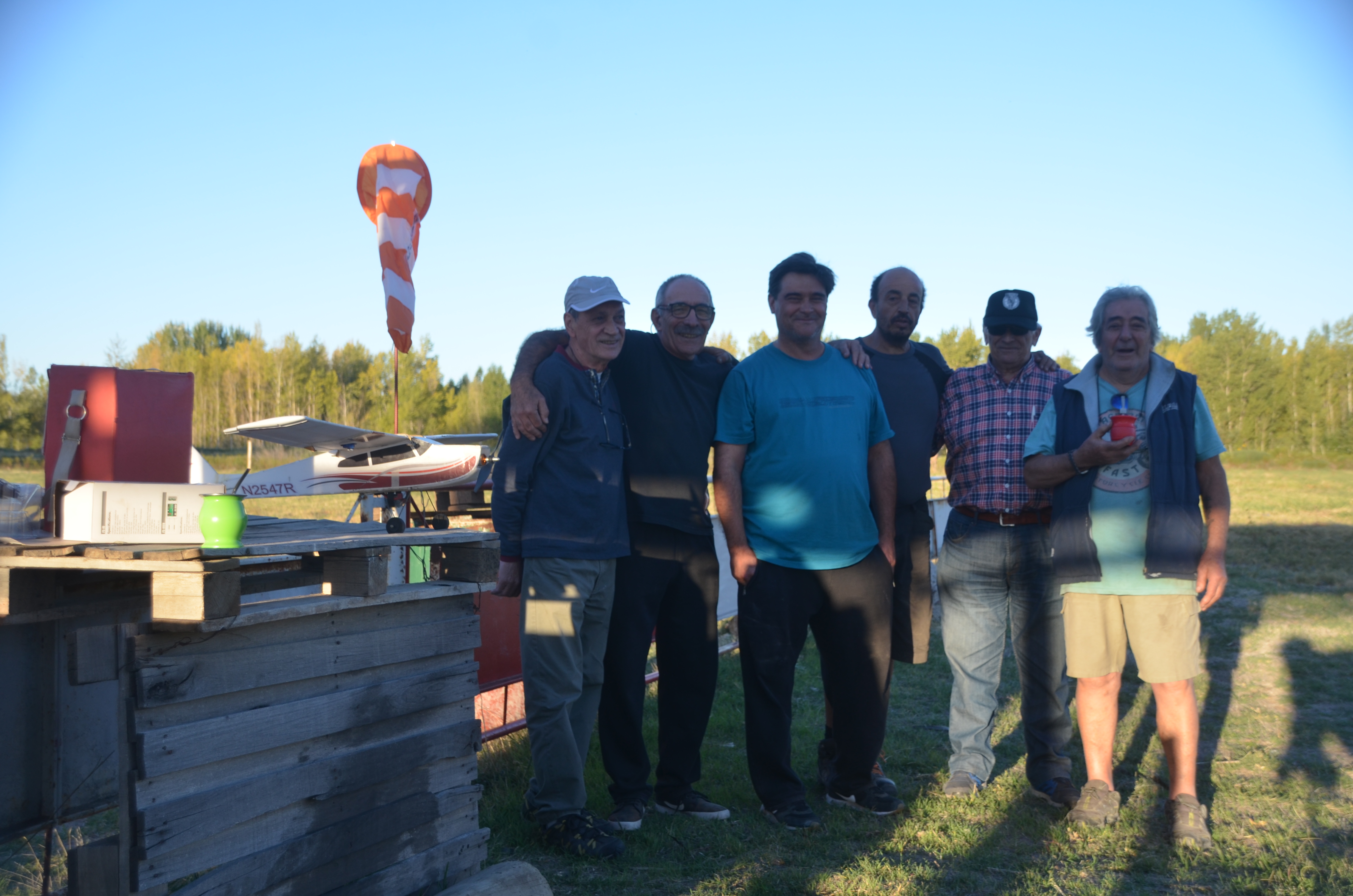 Una tarde en el campo de vuelo de Roca (Complejo El Iglú); Antonio, Daniel Martínez, Daniel Juan, Gustavo, Kala y Coco. Foto Gino Avoledo