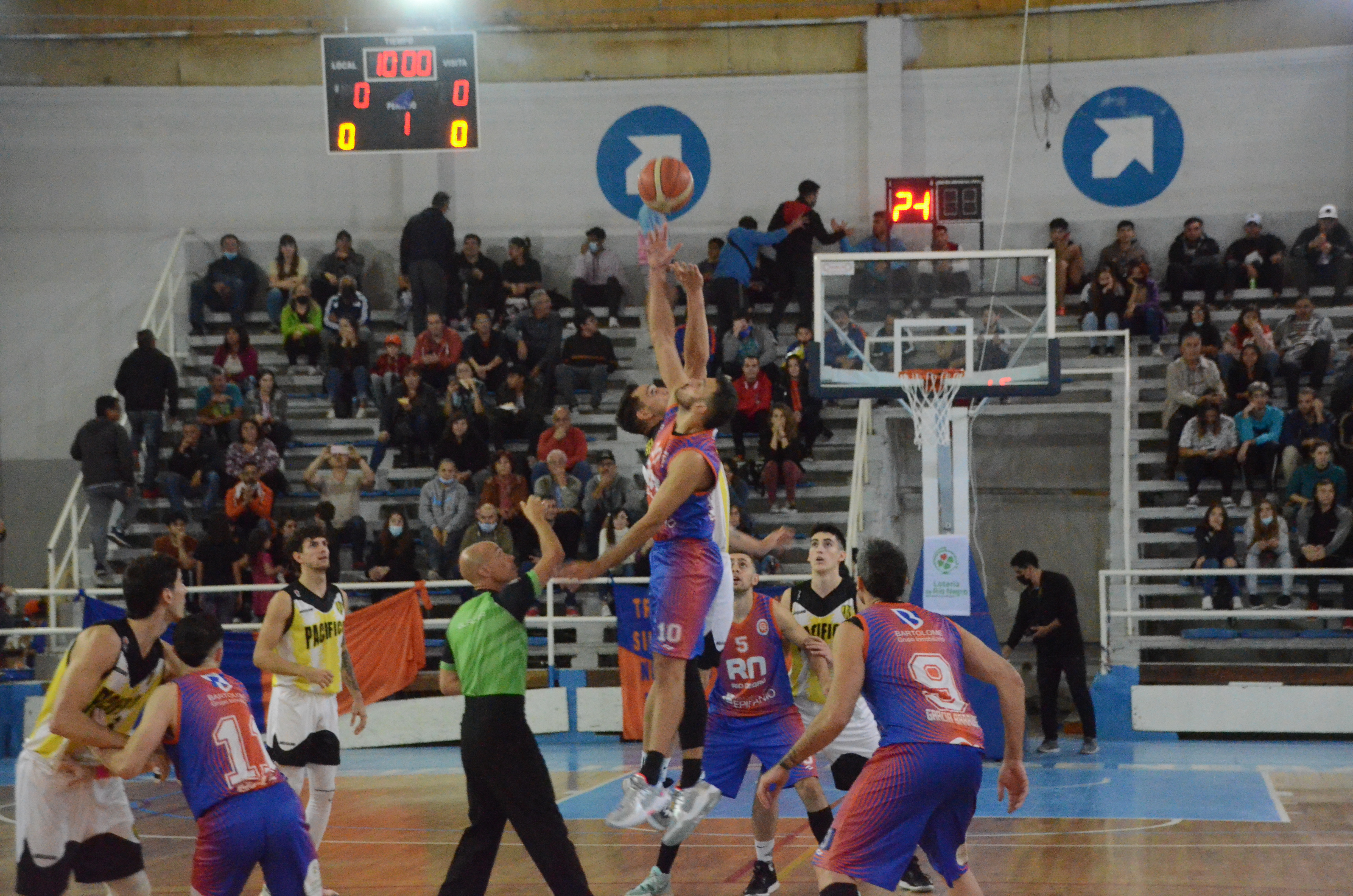 Agustín Sánchez la rompió ante Pacífico (28 puntos) y Roca sueña con entrar a playoffs. El miercoles recibirá a Zorros, en el poli. Foto Gino Avoledo