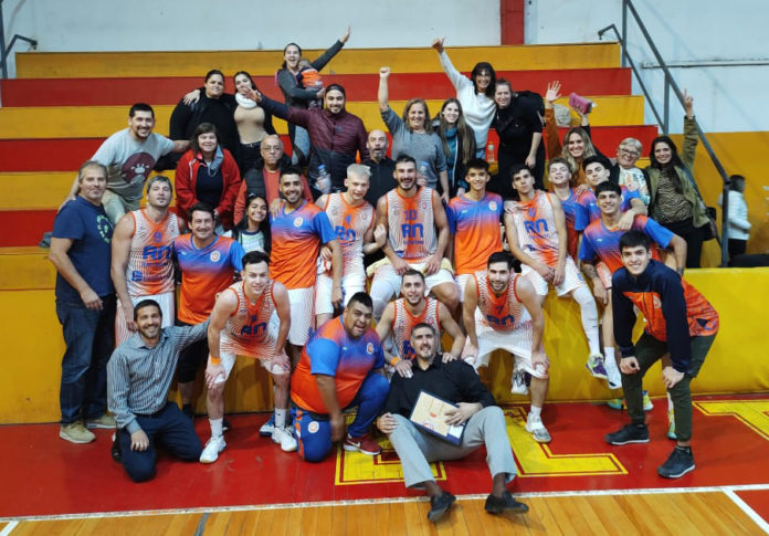 Los jugadores y el cuerpo técnico de Roca festejan con su gente, que los fue a alentar a Plottier. Foto: prensa Deportivo Roca