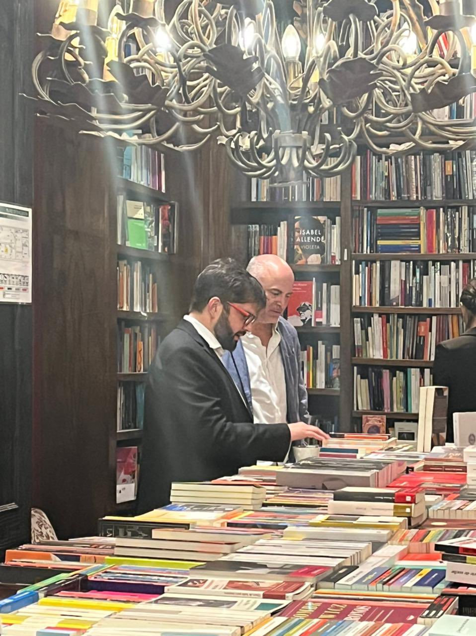 Boric visitó una librería en Palermo. (Foto: @Isacaromartinez)