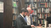 Imagen de Boric paseó por una librería de Buenos Aires y le agradeció un regalo a Alberto Fernández