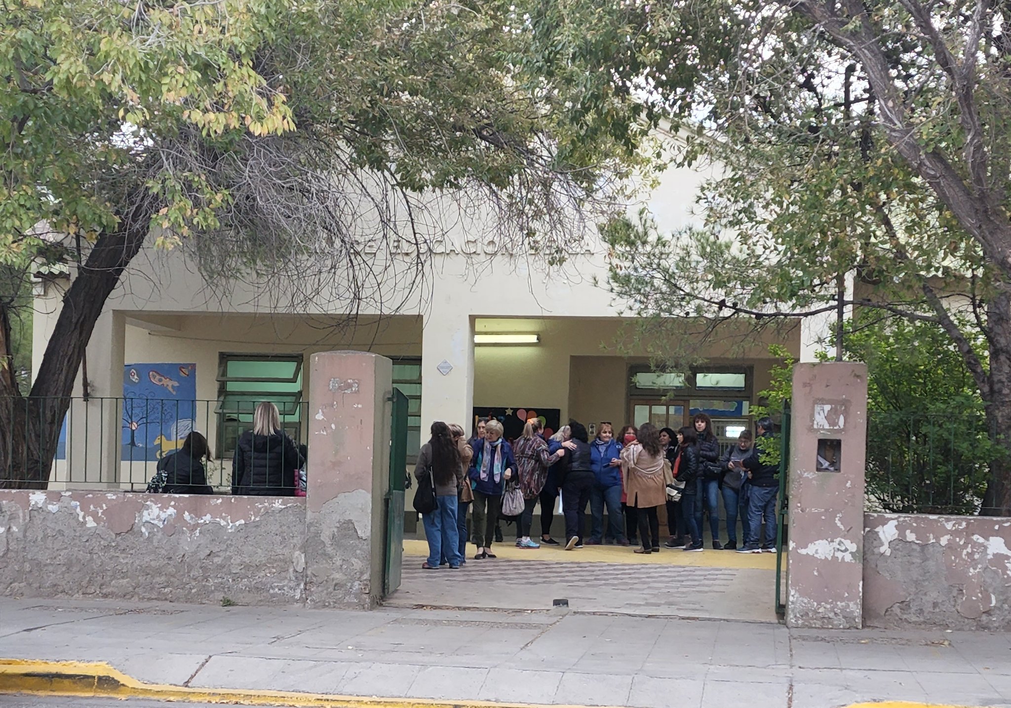 Más de 70 ex estudiantes de la escuela se manifestaron por la falta de celebración oficial.  Foto: Twitter @MovilRigo