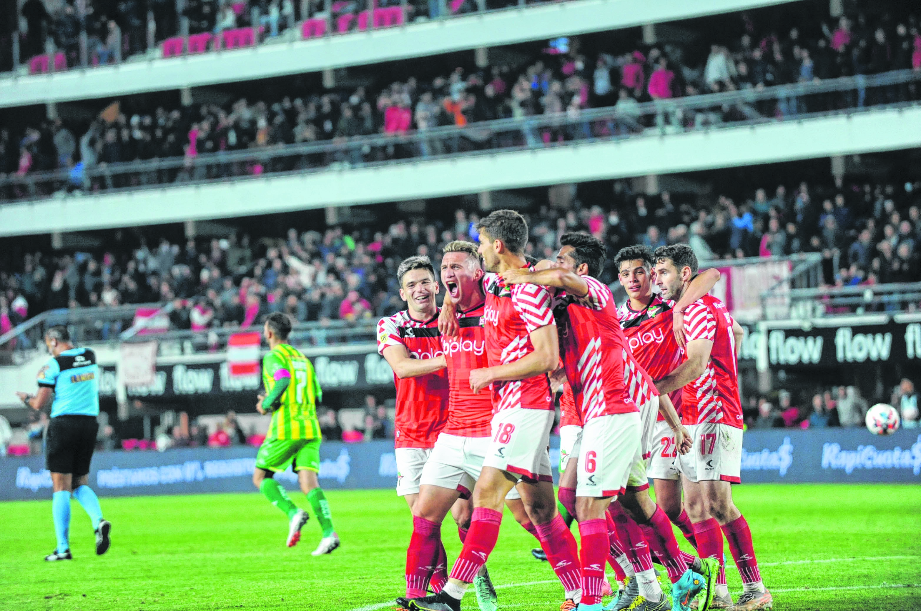 Jorge Morel certificó el triunfo del Pincha ante el Tiburón marplatense en La Plata. (Foto/Télam)