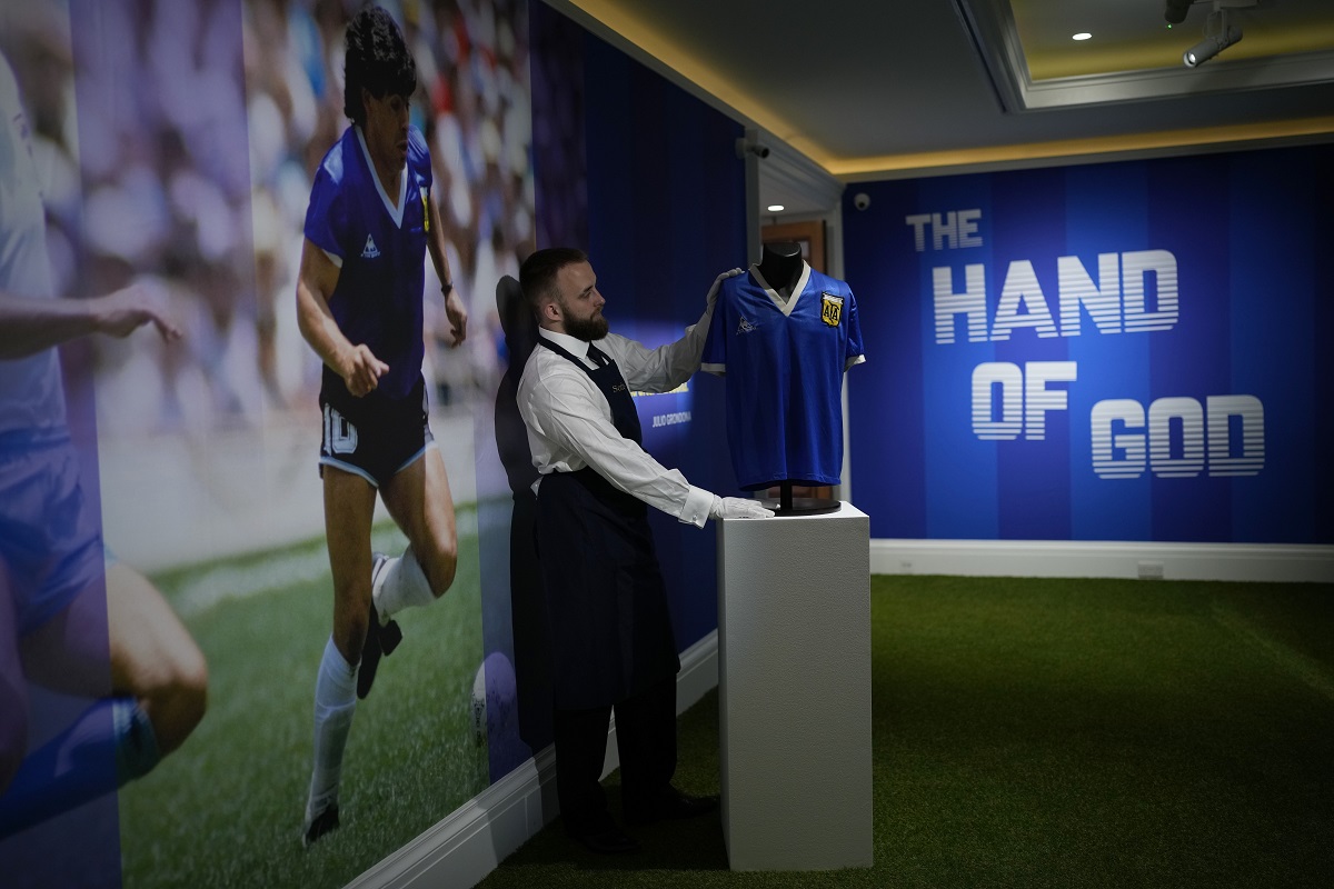 La camiseta fue usada por Maradona en el partido en el que anotó la "Mano de Dios" y el "Gol del siglo". Foto: AP 