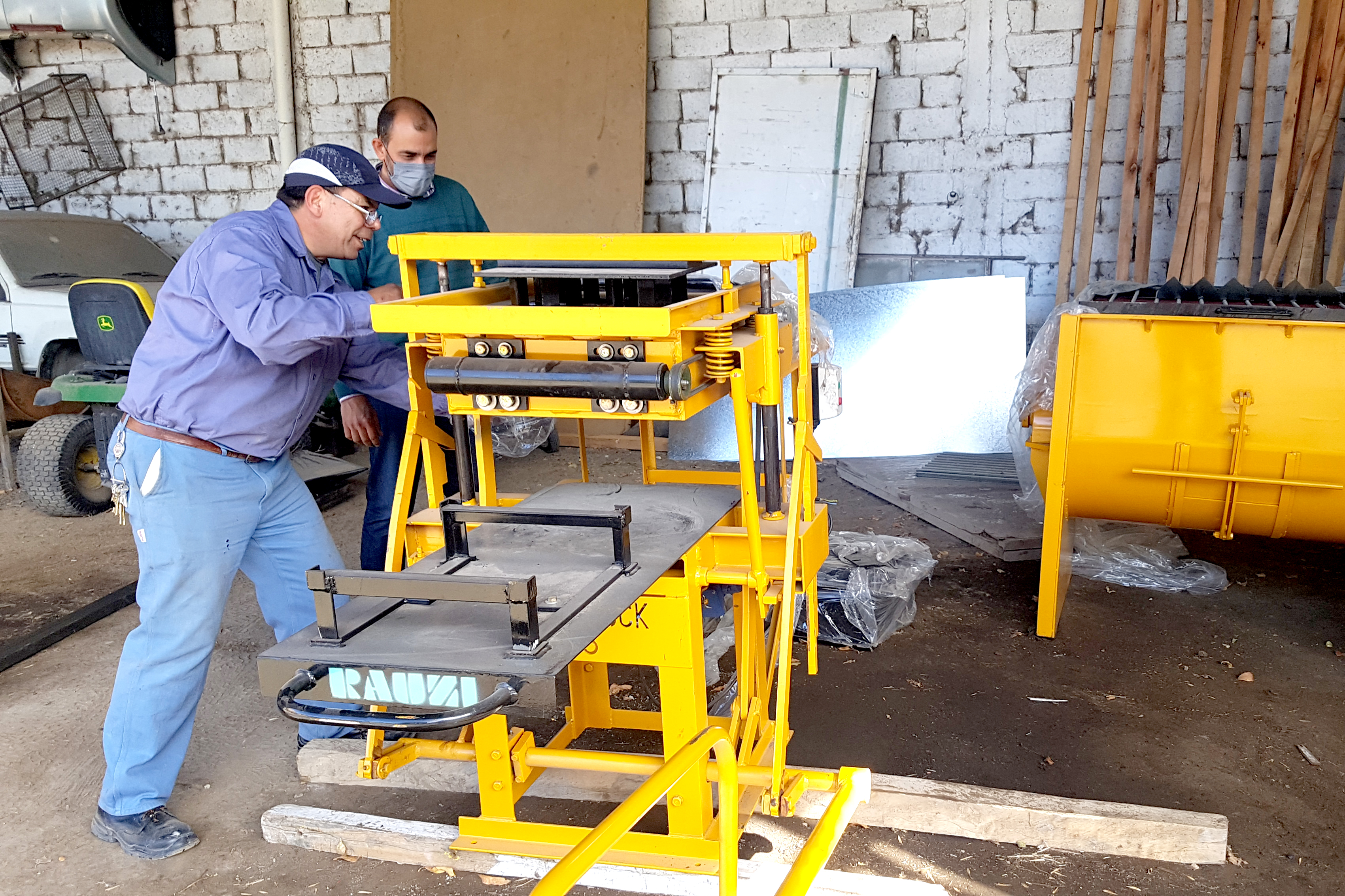 El equipo ya está en el corralón municipal para la fabricación de bloques. Foto Néstor Salas
