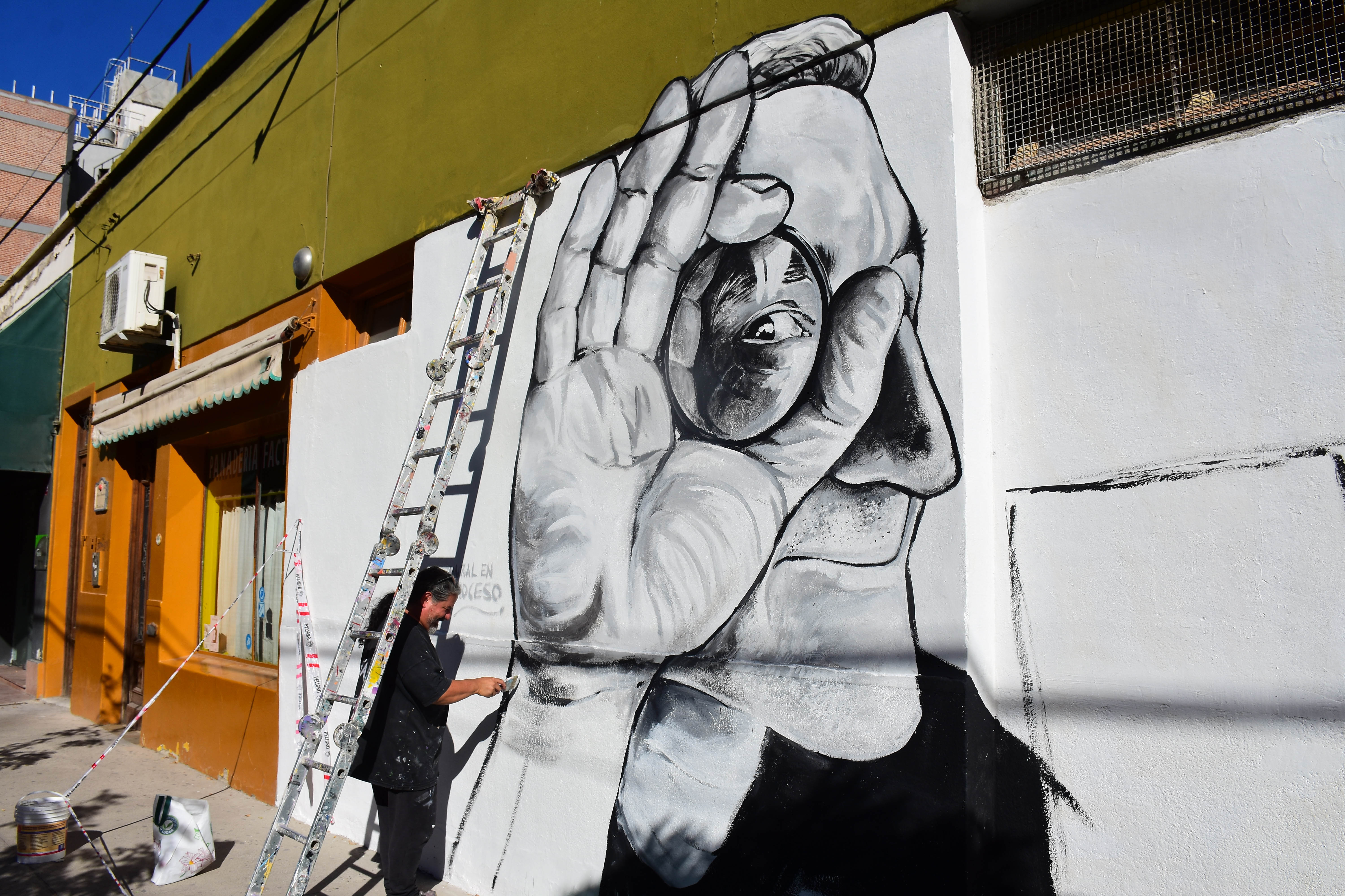 El artista Chelo Candia comenzó a pintar a principios de abril. Foto Andrés Maripe