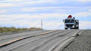 Rompió la rueda de su auto por el mal estado del asfalto de la Ruta 151