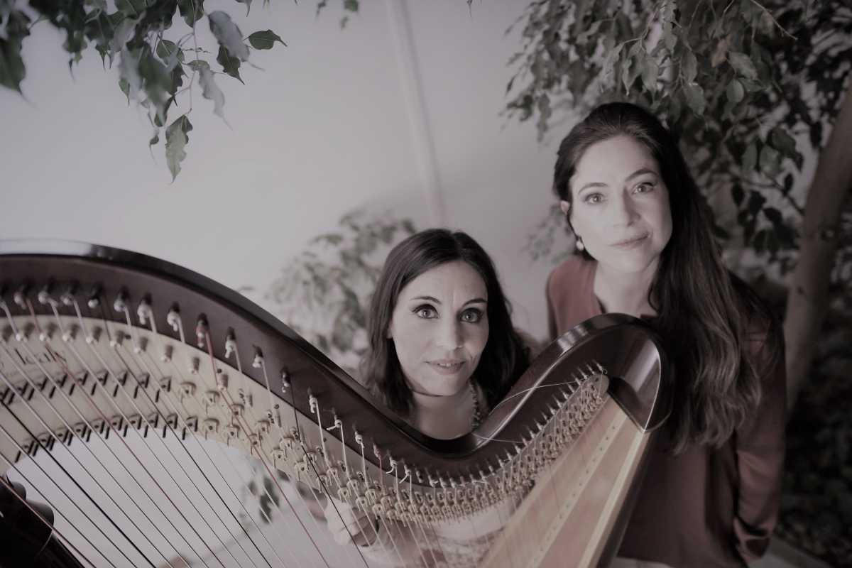 María Suárez y Mara Diniello interpretarán piezas de su primer disco, “Animales de poder”, para arpa solista, con recitado en vivo. 