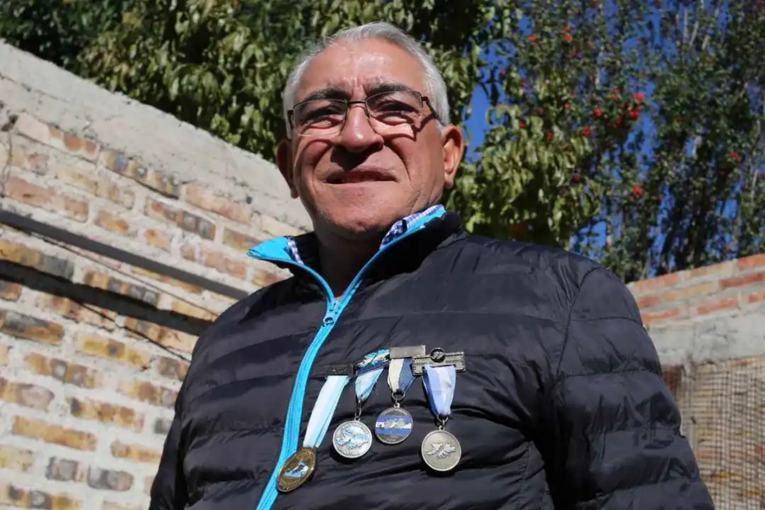 Luis Muñoz es un roquense que combatió en las Islas Malvinas en 1982. Fue uno de los artilleros de la Fuerza Aérea que protegió la pista “Puerto Argentino”. Foto Juan Thomes