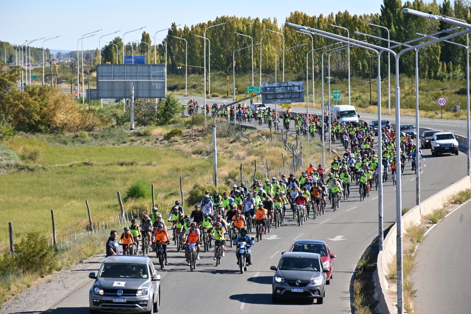 Docentes y vecinos de la región se sumaron a la bicicleteada para recordar al maestro Carlos Fuentealba a 15 años de su asesinato. Foto: Florencia Salto. 