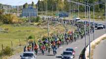 Imagen de Cientos de ciclistas en la caravana por los 15 años del asesinato del maestro Carlos Fuentealba