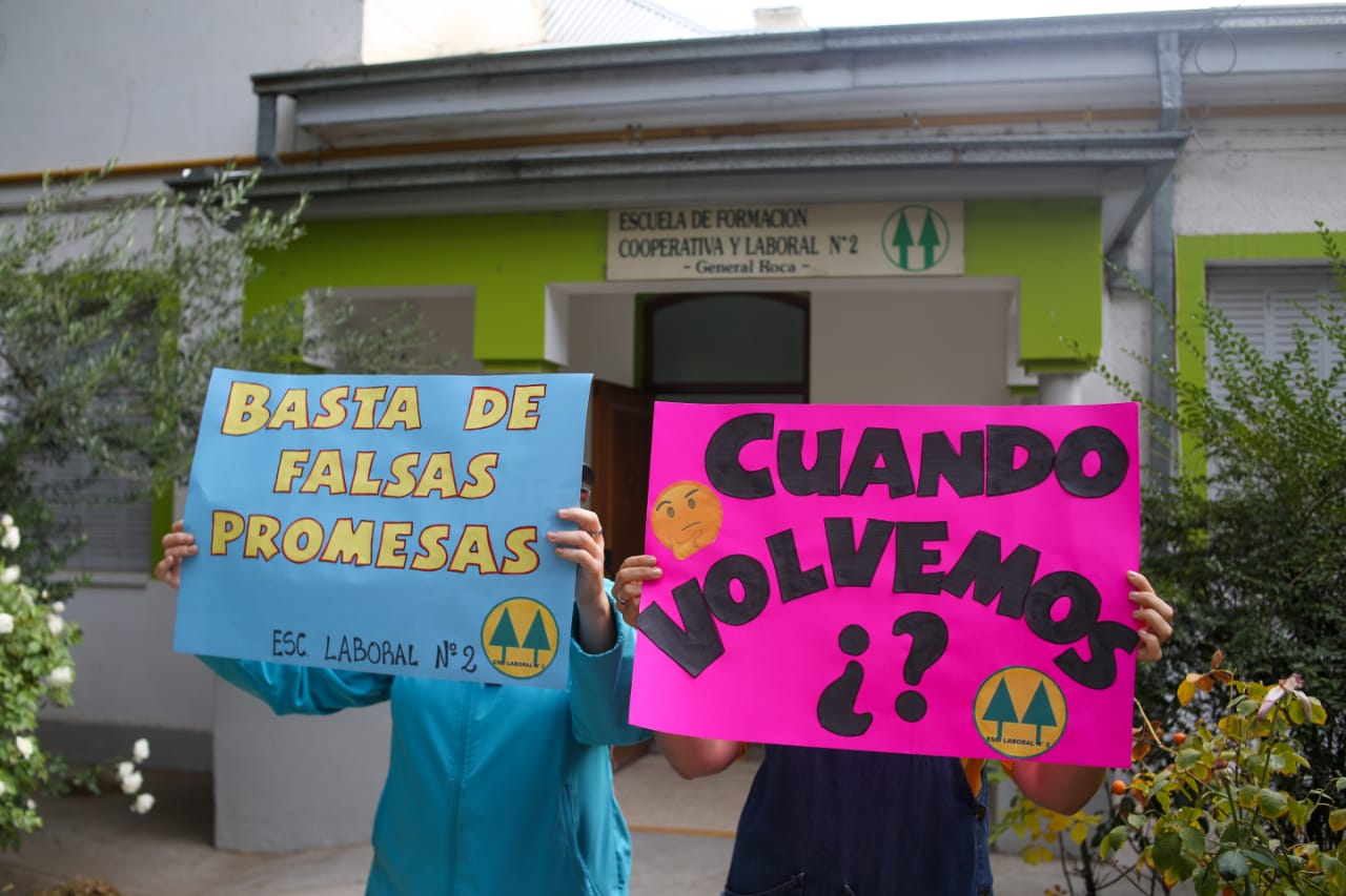 La convocatoria que lanzó el gremio Unter tuvo como punto de encuentro la Escuela Laboral 2, en el centro de Roca. Foto Juan Thomes.